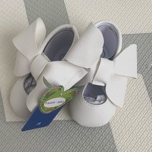 NWT Big bow shoes